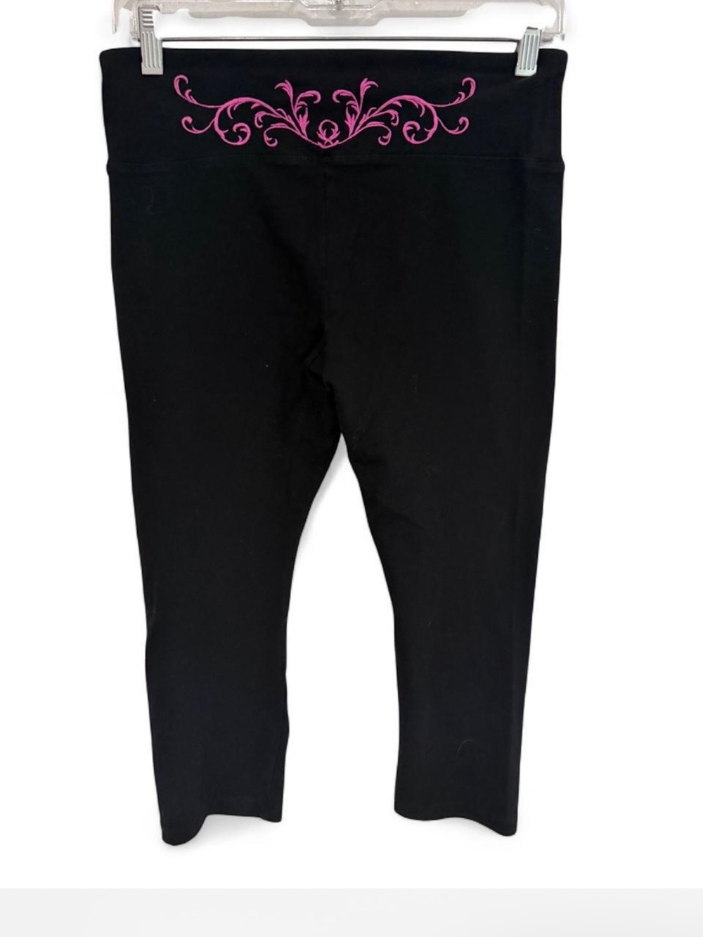 EVERLAST BLACK CAPRI LEGGINGS WITH FLORAL EMBROIDERY ON WAISTBAND SIZE MEDIUM